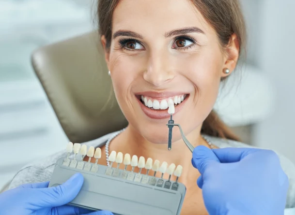 Blanchiment dentaire à domicile ou en cabinet : que choisir ?